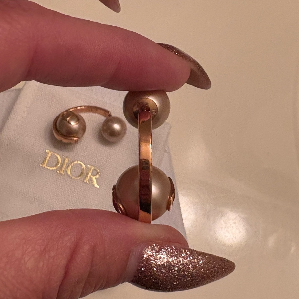 Dior rose Gold Earrings with pearl Design - Picture 3 of 8